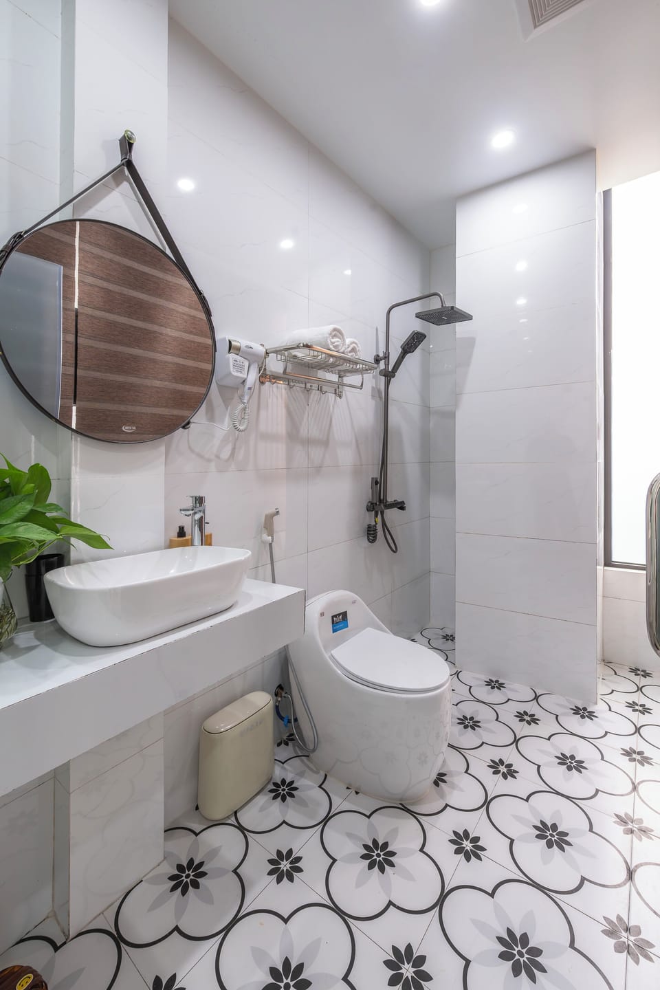 Standard Quadruple Room | Bathroom | Shower, hydromassage showerhead, hair dryer, slippers