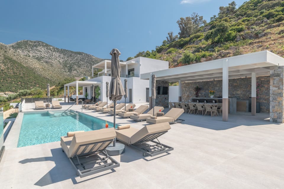 Outside area, with pool, BBQ and outside dinner area