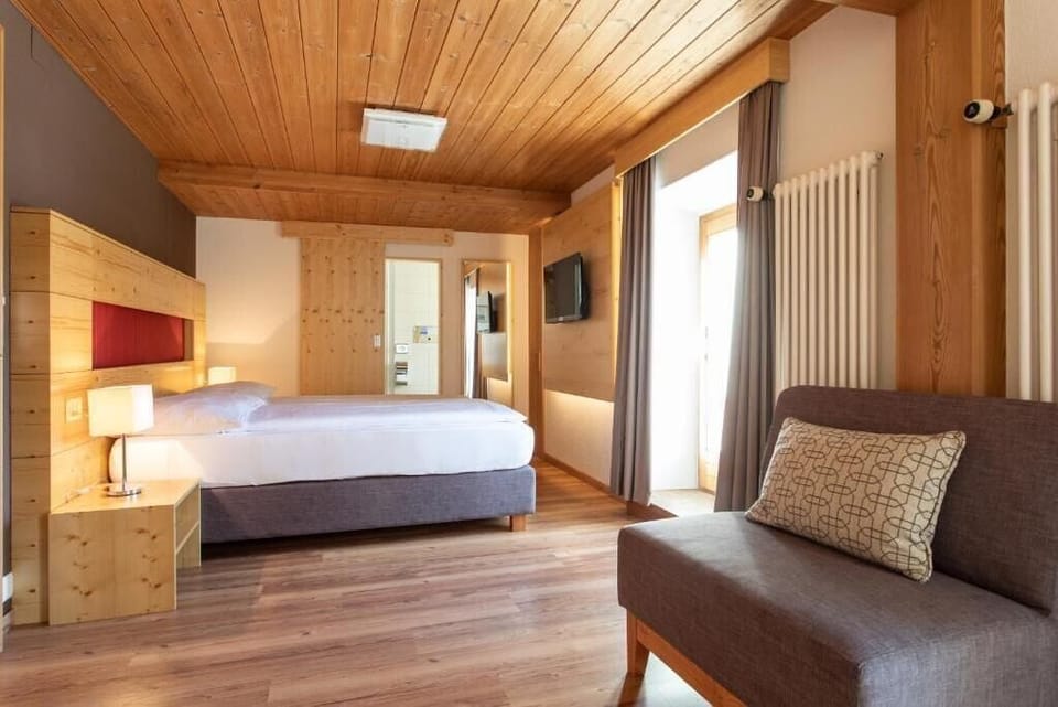 Deluxe Double Room, Balcony, Mountain View | In-room safe, blackout drapes, free WiFi