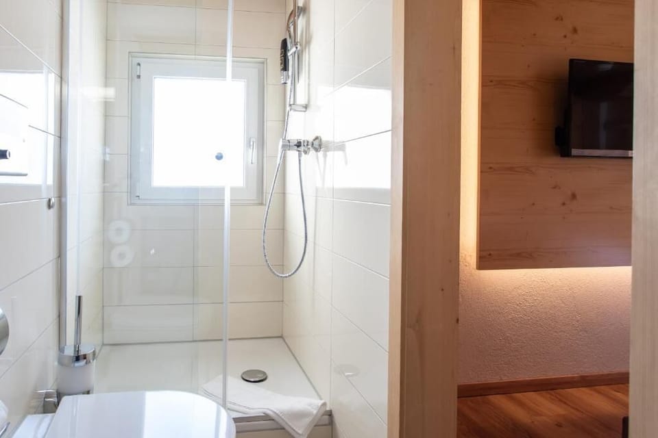 Deluxe Double Room, Balcony, Mountain View | Bathroom