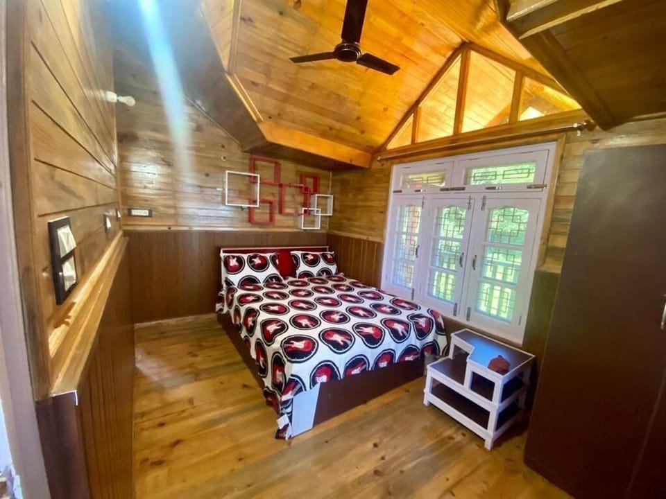 Luxury Room | Rollaway beds, free WiFi, bed sheets