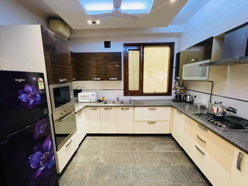 Apartment, Golf View | Private kitchen | Electric kettle, dining tables