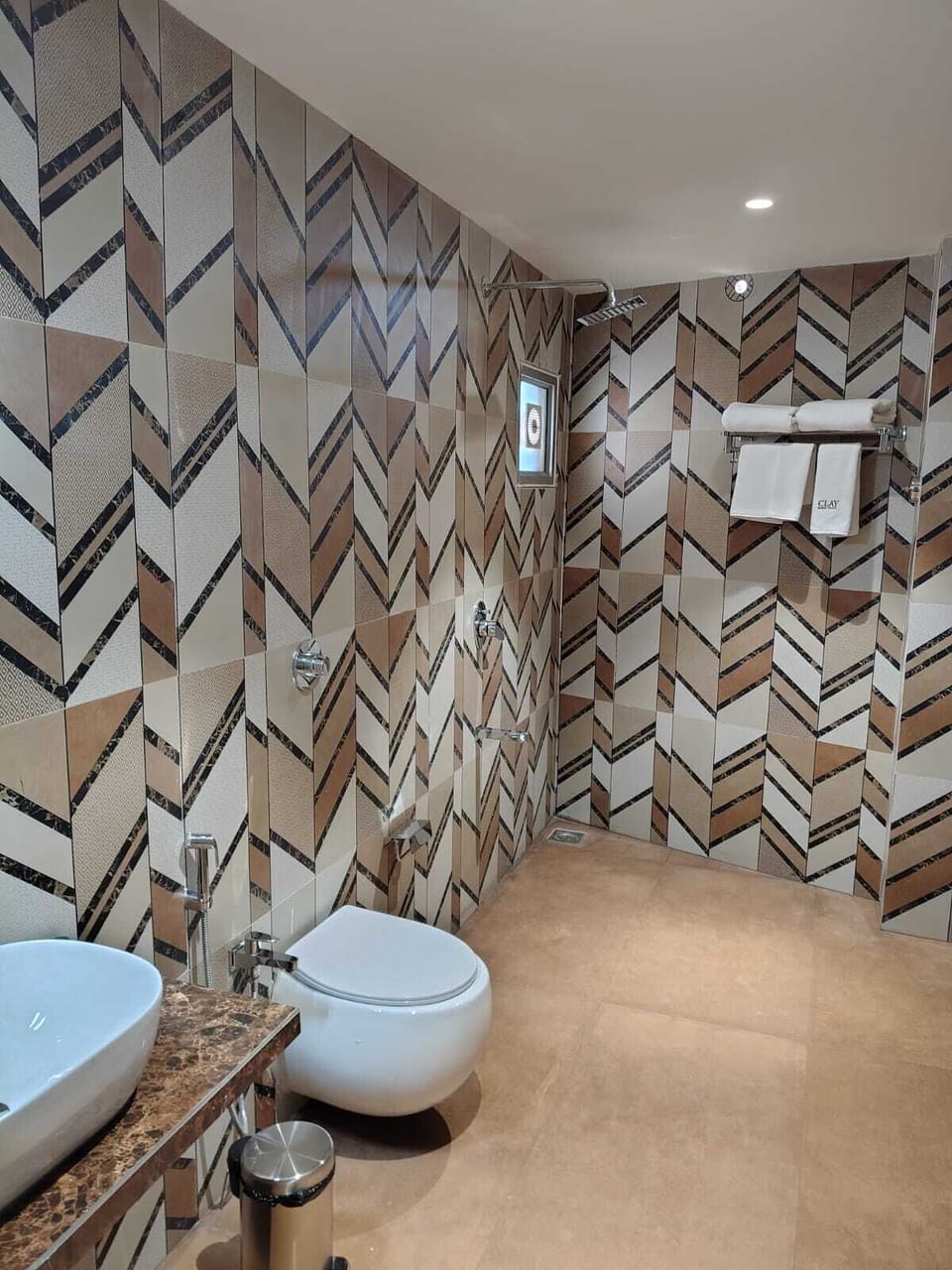 Junior Suite, City View | Bathroom | Free toiletries, towels, soap, shampoo