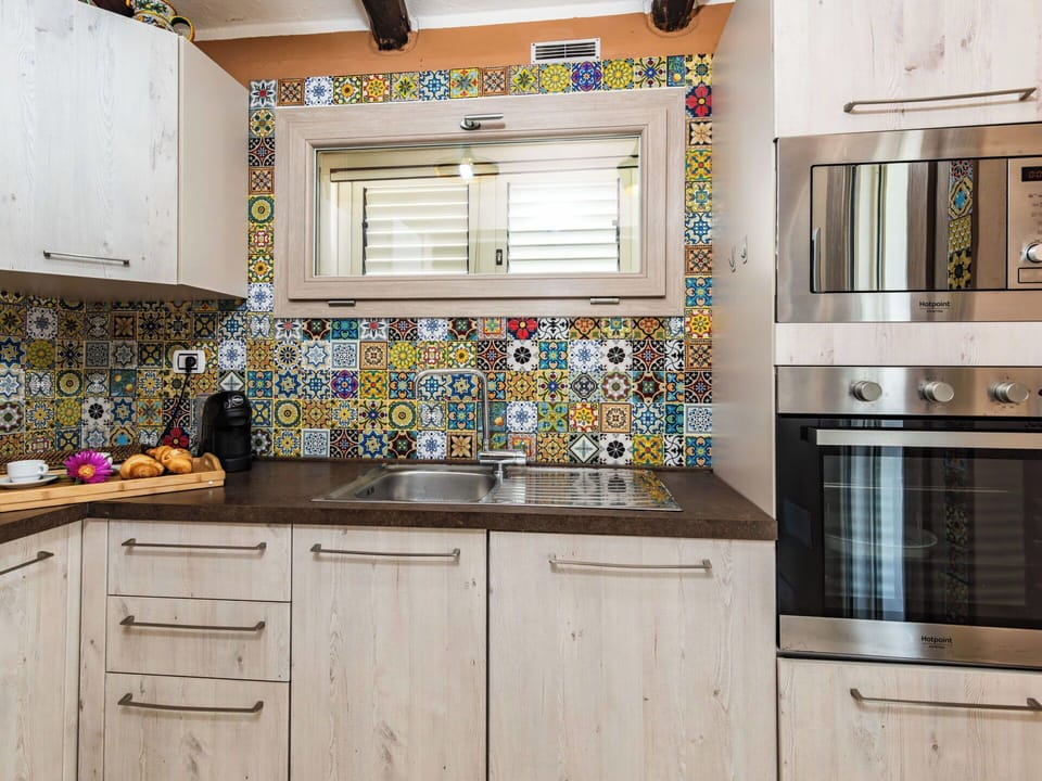Kitchen, Major Appliance, Kitchen Appliance, Countertop, Flooring, Interior Design, Cabinetry, Home Appliance, Floor, Room