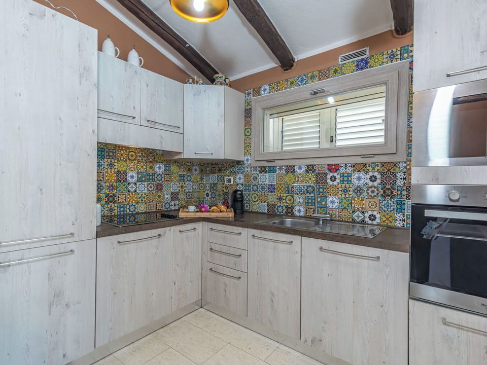 Kitchen, Major Appliance, Kitchen Appliance, Countertop, Interior Design, Flooring, Cabinetry, Floor, Home Appliance, Room