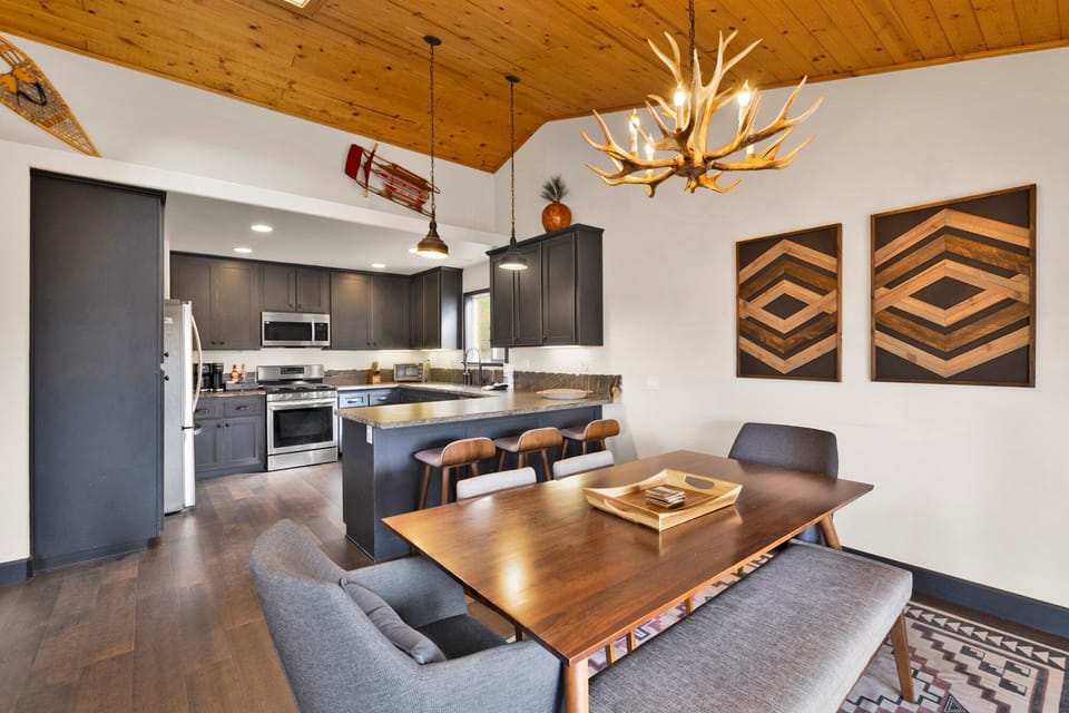 Seating for 6, breakfast bar seating for 3