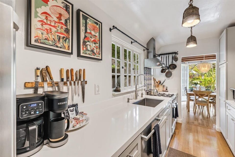 Fully Equipped Gourmet Kitchen