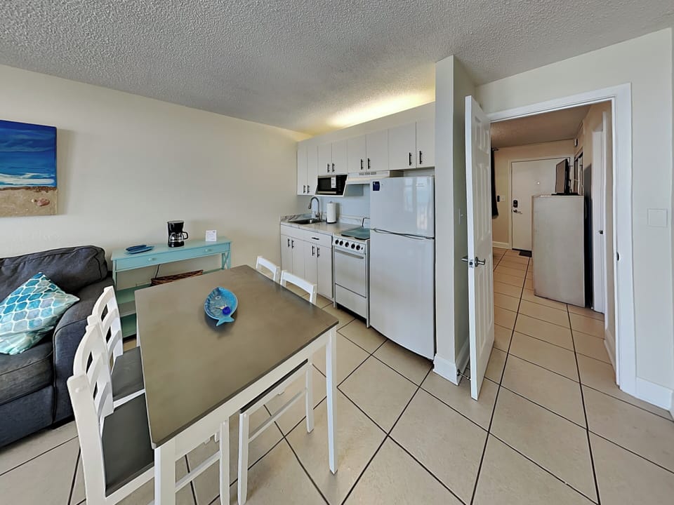 Dining Area - Seating for 4