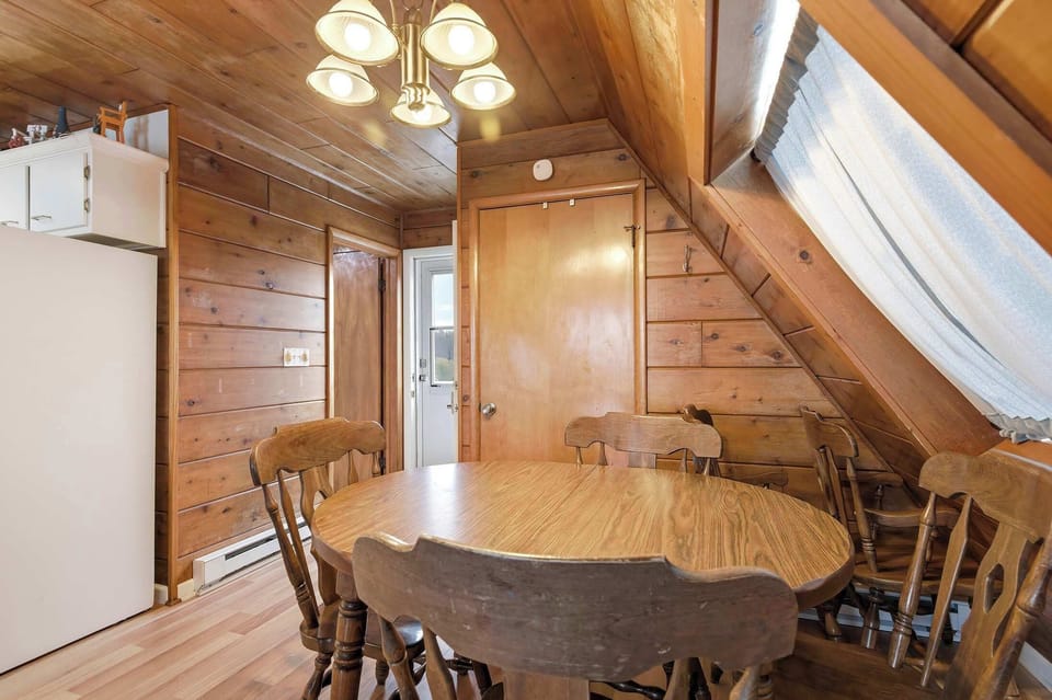 Round tables have a way of making every meal feel like a moment.