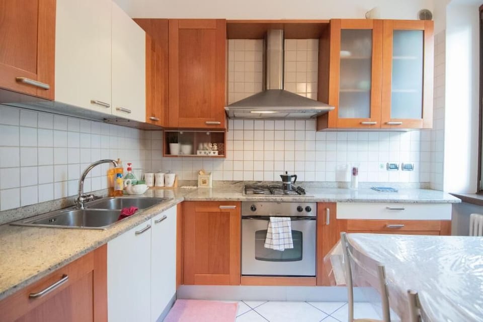 Full-size fridge, oven, stovetop, dishwasher