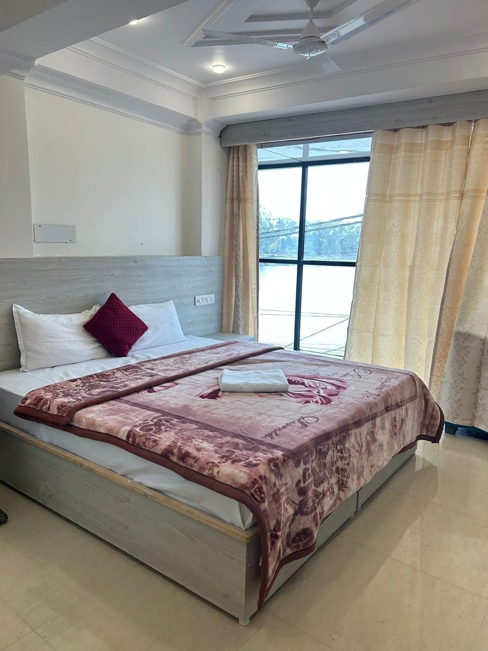 Deluxe Room, Lake View | Desk, laptop workspace, free WiFi