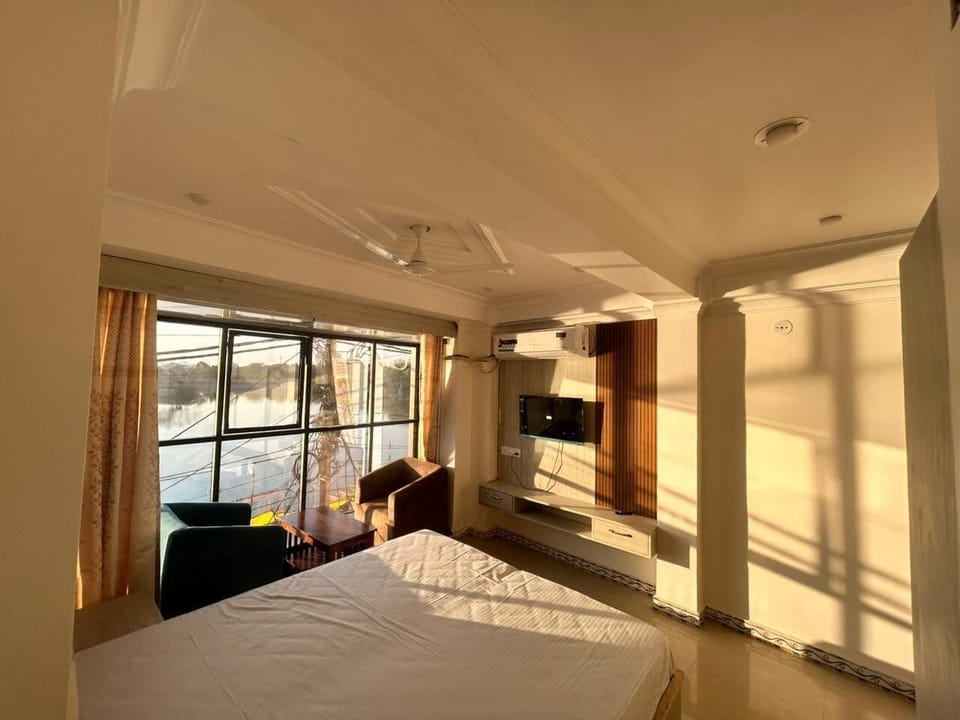Deluxe Room, Lake View | Desk, laptop workspace, free WiFi