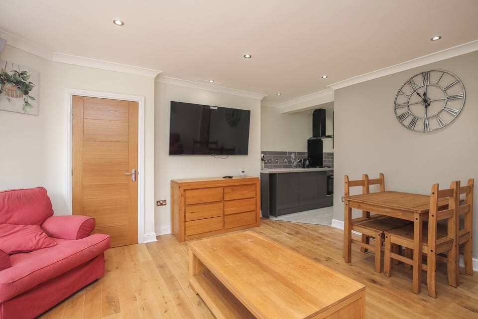 Apartment, 2 Bedrooms, Accessible, Balcony | Living room