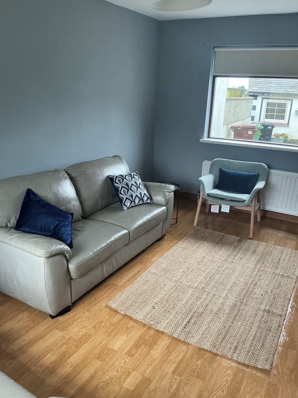 Lounge with smart TV, sofas and fireplace that can be used anytime