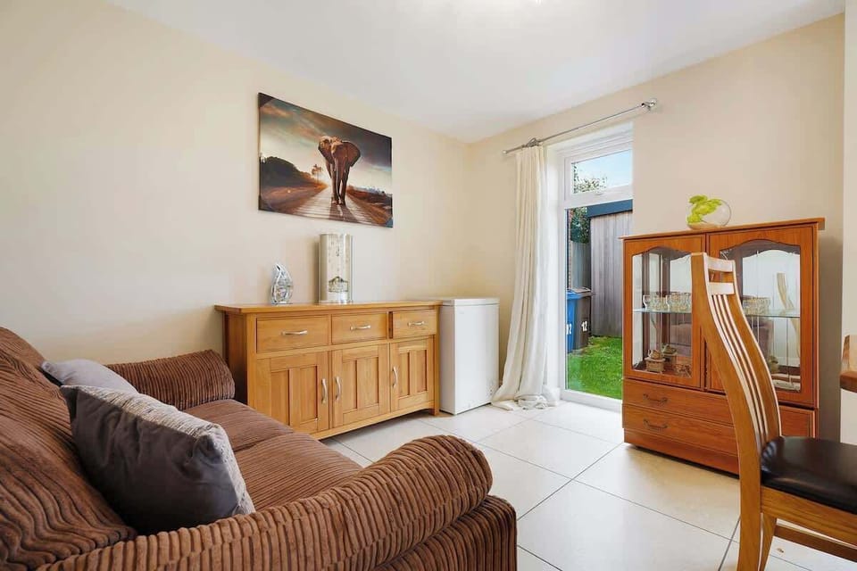 Cosy living room equipped with a SMART TV with Netflix and a comfortable sofa to sit down and relax. 
