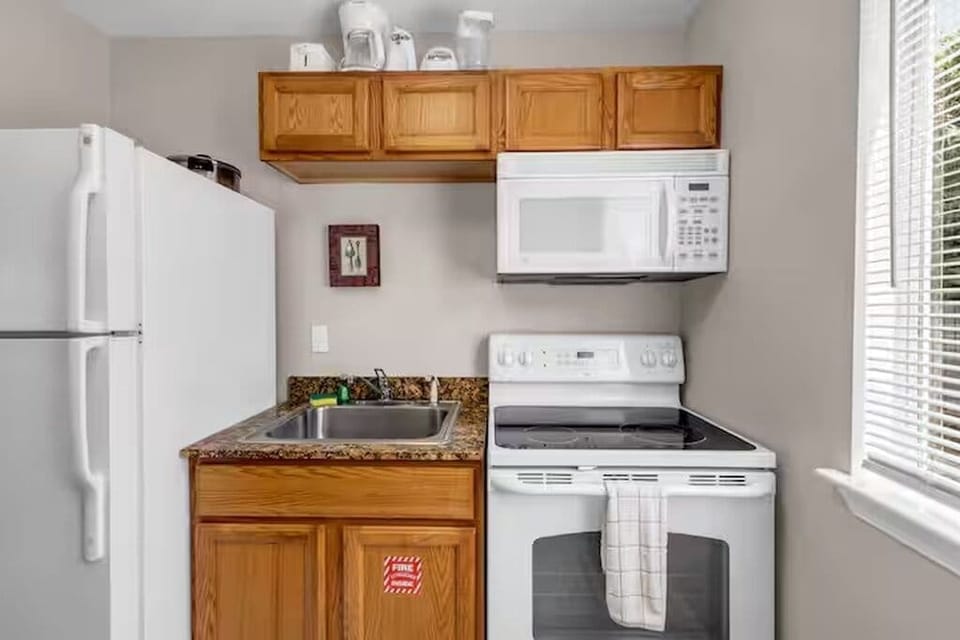 Studio | Private kitchen | Coffee/tea maker, dining tables