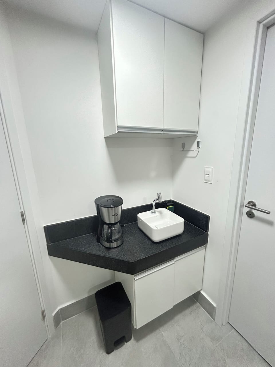 Apartment | Bathroom | Shower, hair dryer, towels, toilet paper