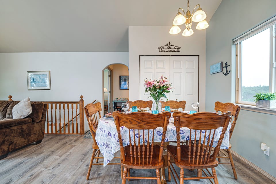 Dining Area | Dishware/Flatware Provided | 2nd Floor