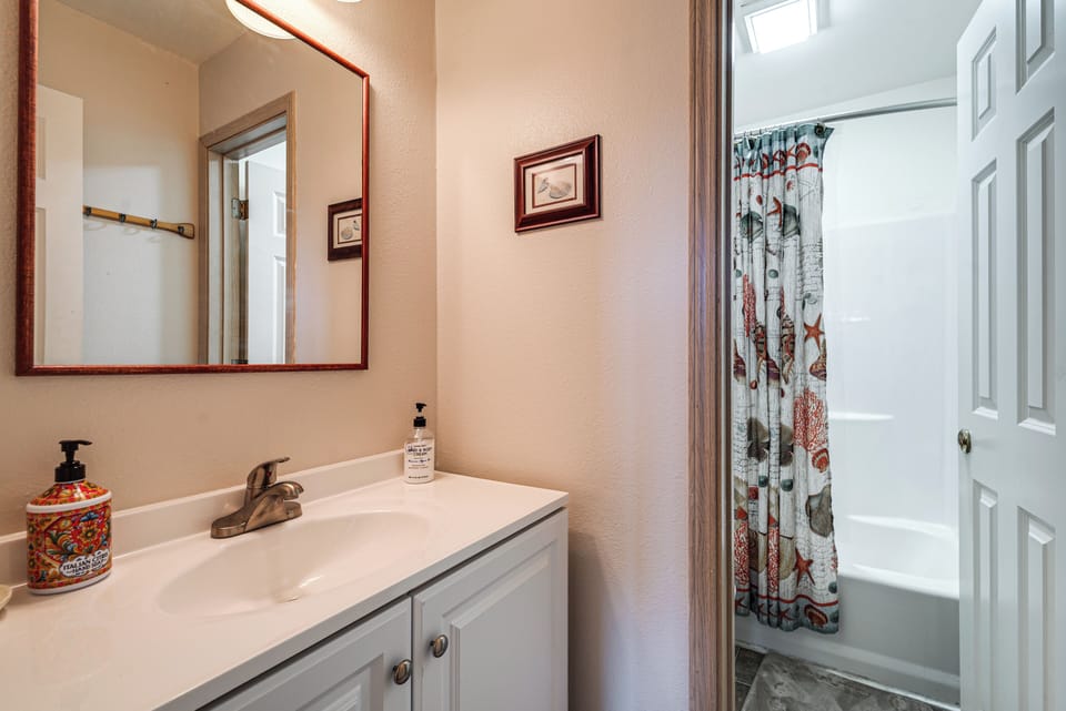 Full Bathroom | Towels Provided | 1st Floor