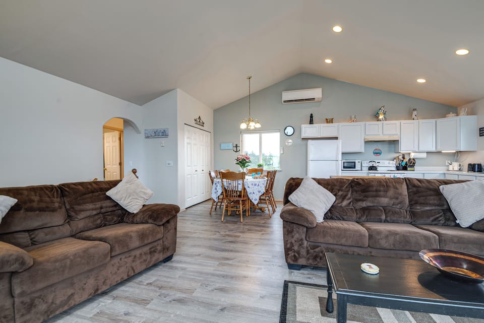 Living Room | Flat-Screen TV | Fireplace | 2nd Floor