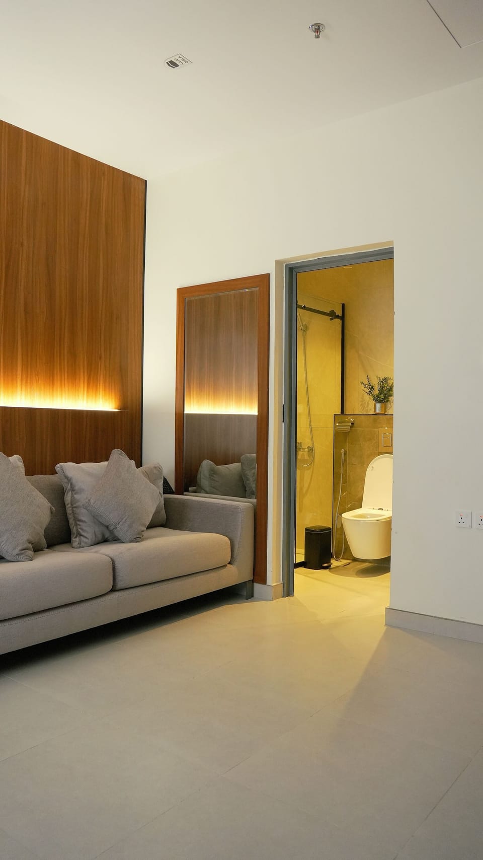Comfort Suite | Living area | 30-inch flat-screen TV with digital channels