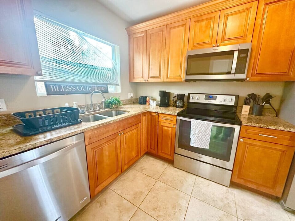 Create unforgettable meals in this beautifully designed, fully equipped kitchen, where style meets functionality. Large windows fill the room and offers serene views of the lake: making moments  from morning coffee to sunset gatherings feel special.