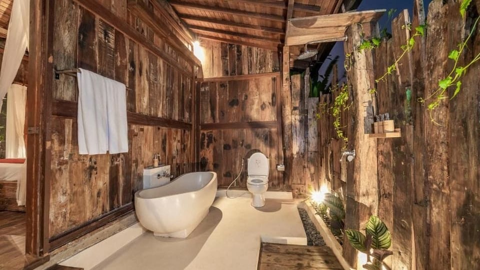 Superior Double Room, Balcony, Garden View | Bathroom | Shower, free toiletries, hair dryer, slippers