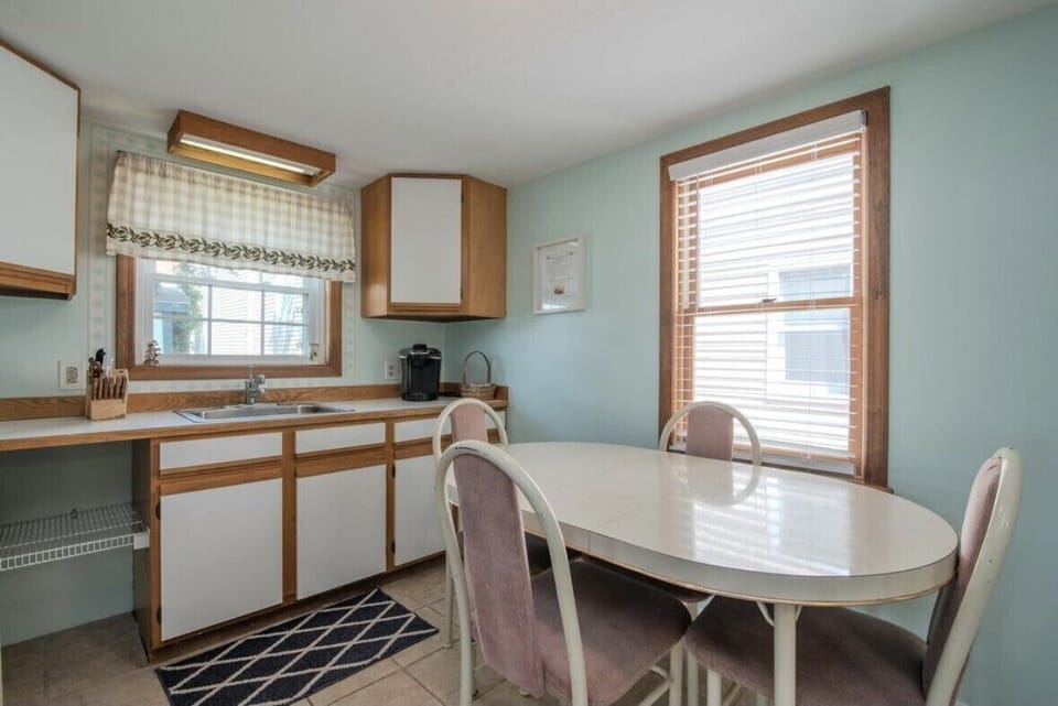 Eat-in kitchen