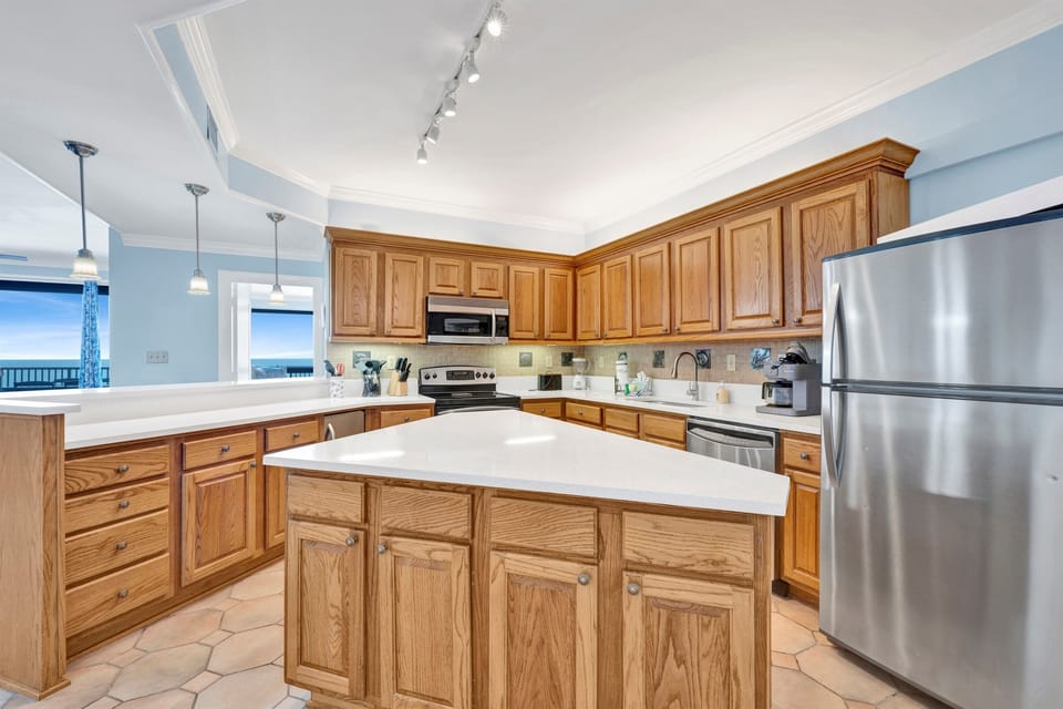 Kitchen with quartz cabinets, tiled backsplash and stainless steel appliances