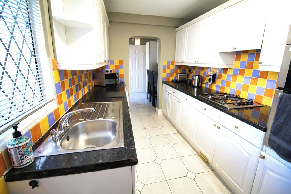 Bungalow, 3 Bedrooms, Patio, Garden View | Private kitchen