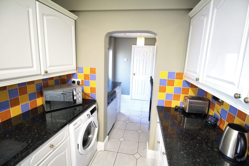 Bungalow, 3 Bedrooms, Patio, Garden View | Private kitchen