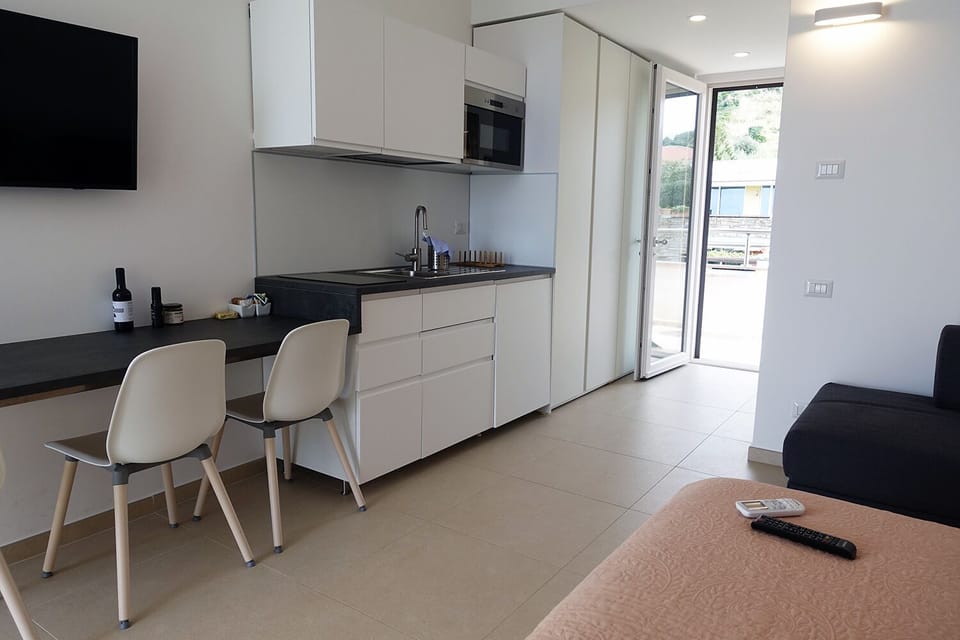Deluxe Studio, Jetted Tub, Sea View | Minibar, in-room safe, blackout drapes, soundproofing
