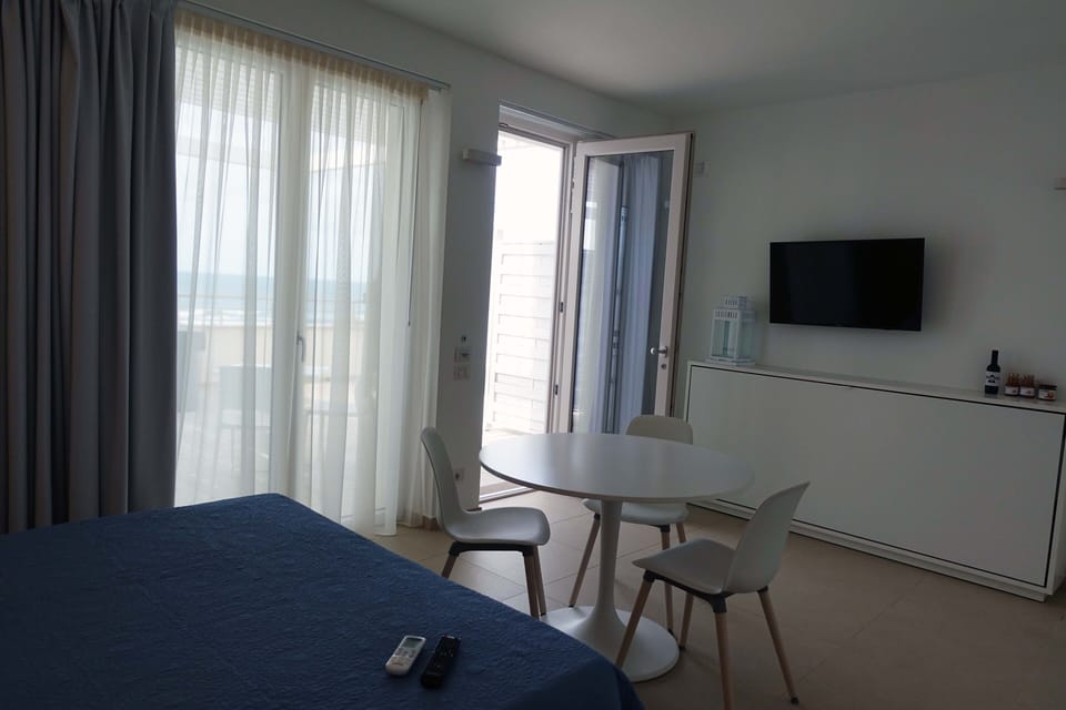 Deluxe Studio, Jetted Tub, Bay View | Minibar, in-room safe, blackout drapes, soundproofing