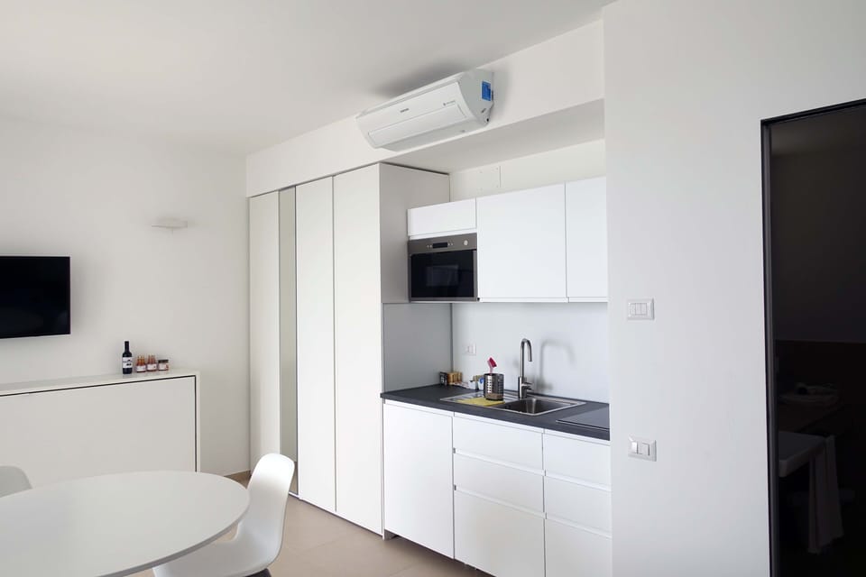 Deluxe Studio, Jetted Tub, Bay View | Minibar, in-room safe, blackout drapes, soundproofing