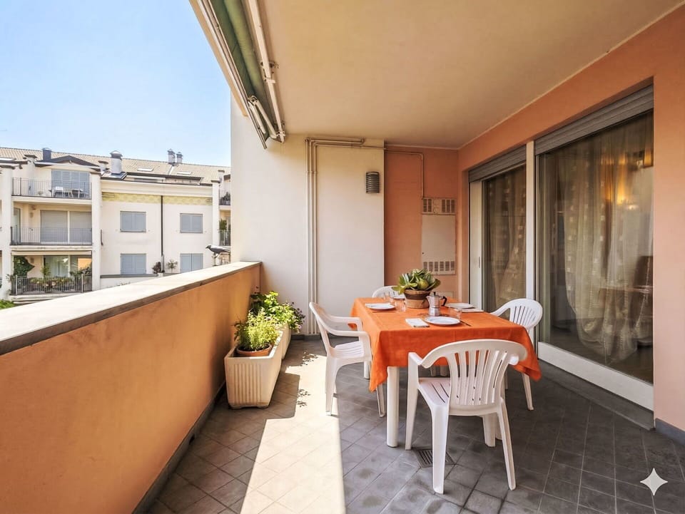 Apartment, Balcony, Condominium, Paint, Daylighting, Houseplant