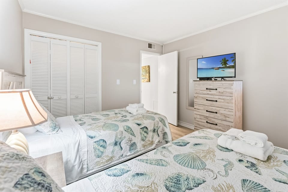 3rd bedroom with  2 twin beds, plenty of space.