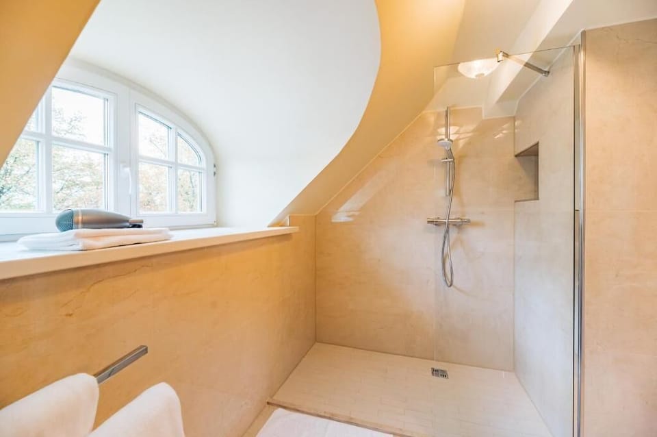 Shower, free toiletries, hair dryer, towels