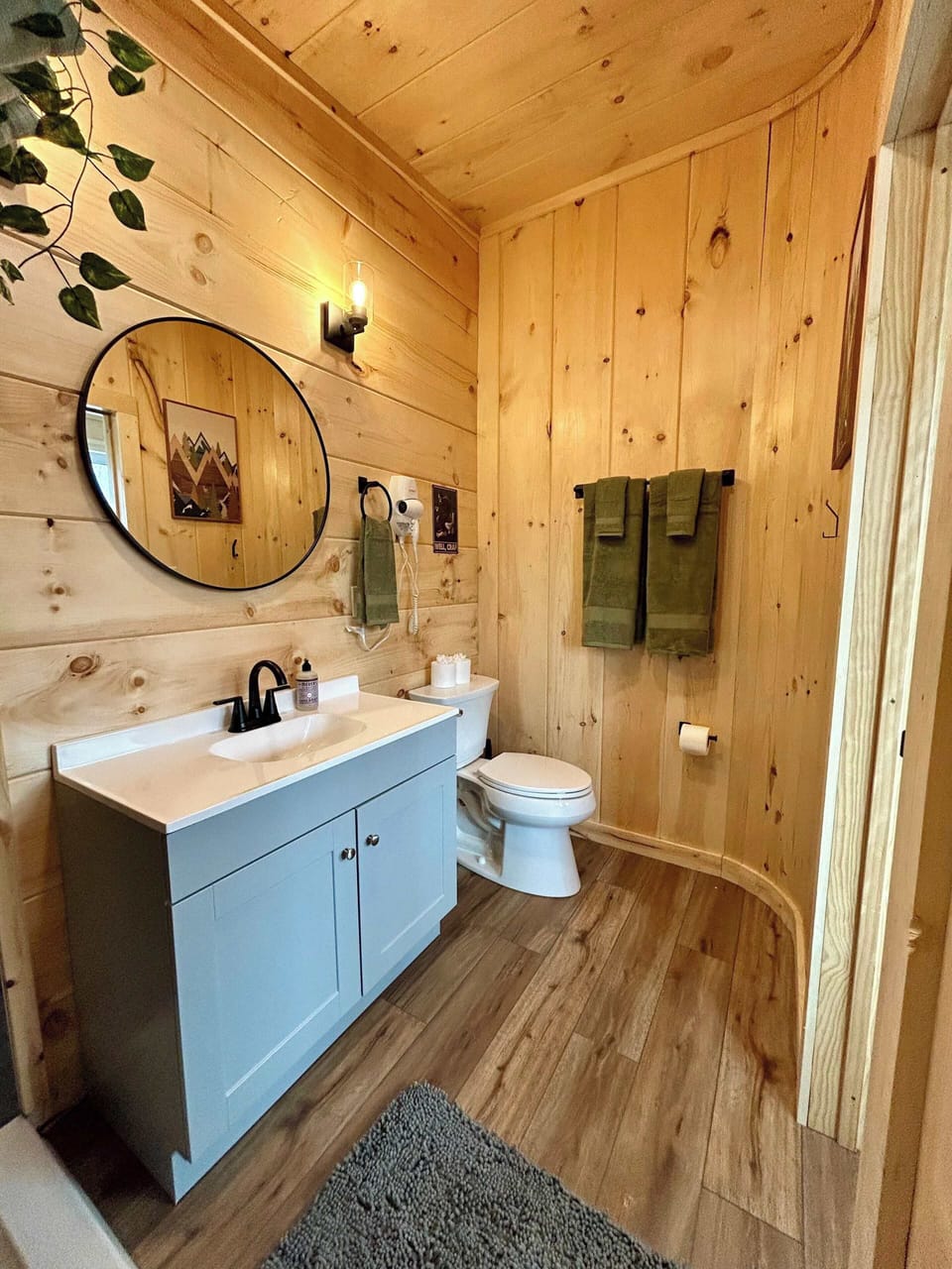 Full bathroom, with walk in shower. Shampoo and body wash provided. 