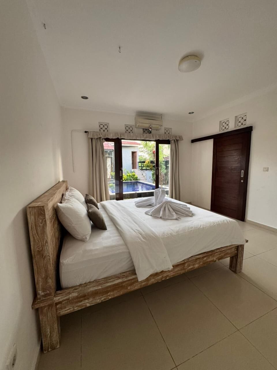 Deluxe Double Room | Desk, free WiFi, bed sheets