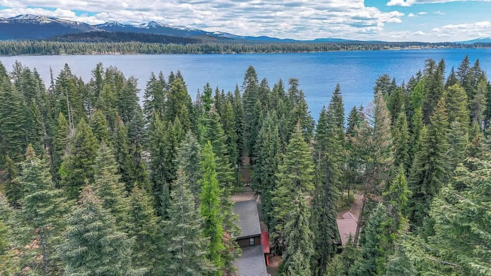 Proximity to Payette Lake (1-5 minute walk from the home)
