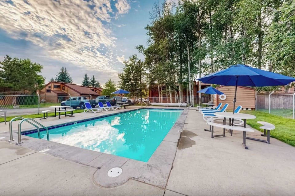 Community Amenities: Outdoor Pool (seasonal)