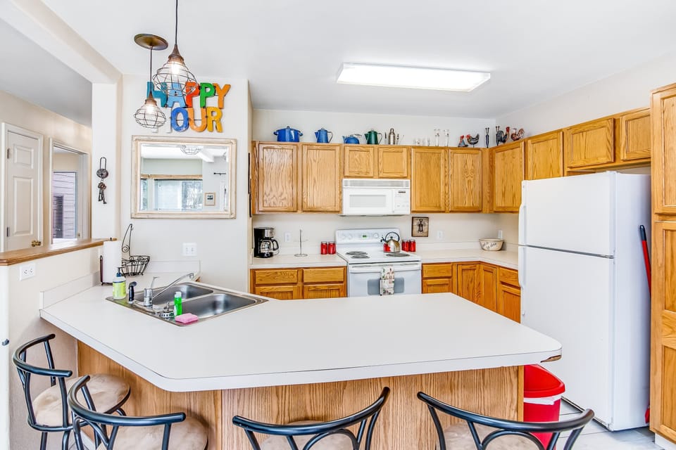 Kitchen with 4 bar stools