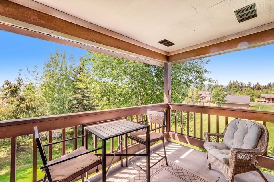 Outdoor patio (3rd floor)