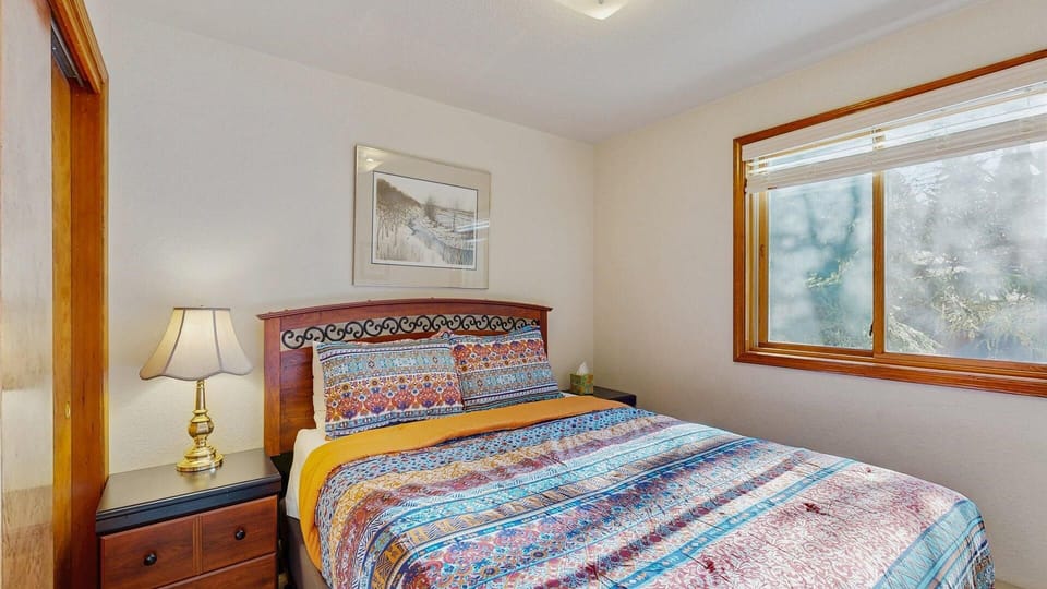 Bedroom (queen bed)