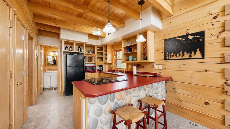 Kitchen with 2 barstools