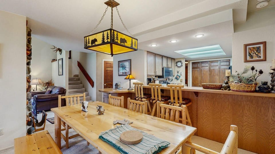 Dining area (overlooking river)