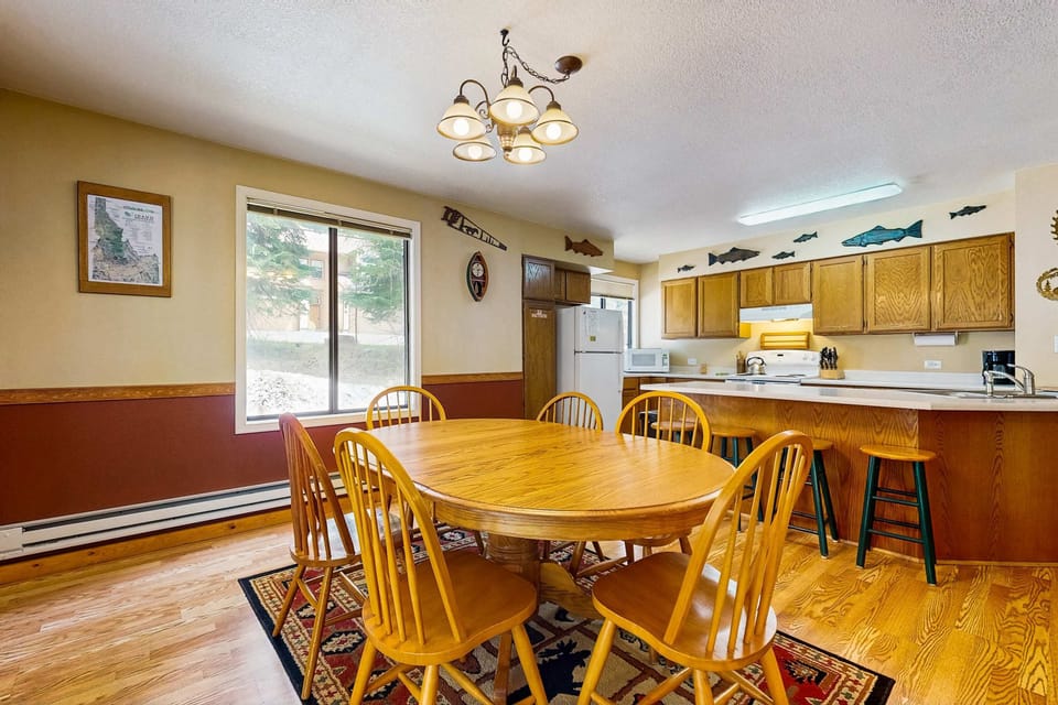 Large dining room with plenty of seating