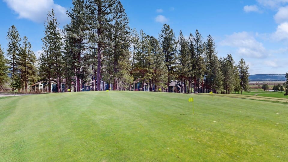 Community Amenities: MeadowCreek Golf Resort, Golf Course (fee applies) 