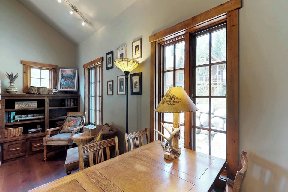 Dining table (4 chairs)