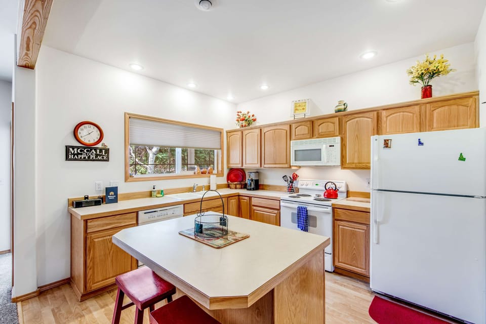 Kitchen with Island seating